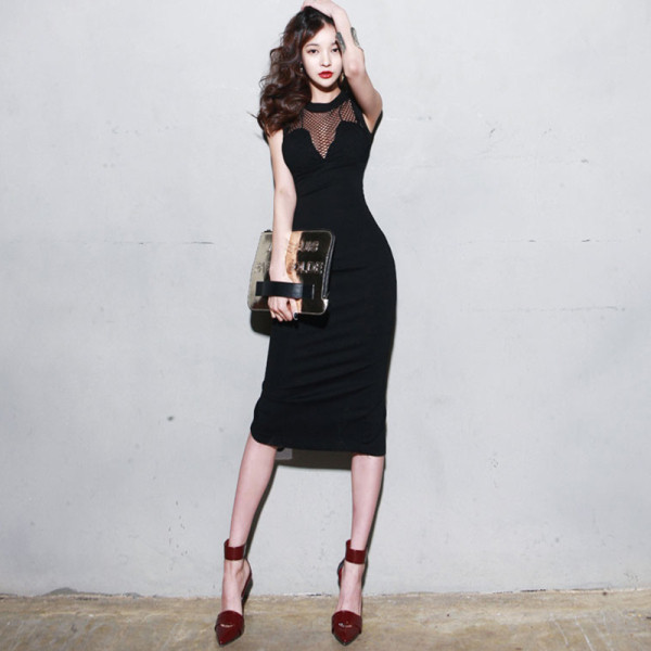 Rochie modernă de damă cu decolteu oval și cu fantă în negru