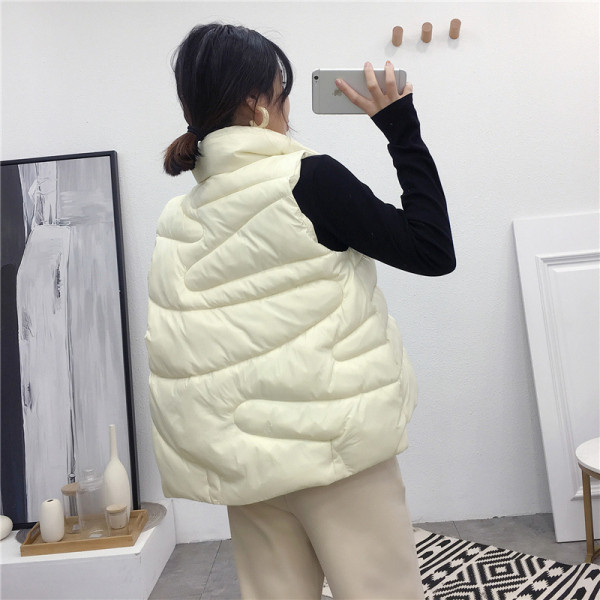 Női alkalmi mellény A-vonalú modellel, fekete-fehér színben