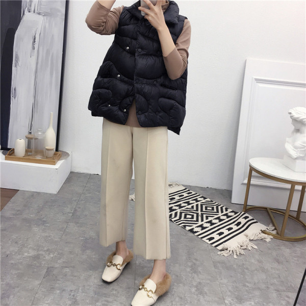 Női alkalmi mellény A-vonalú modellel, fekete-fehér színben