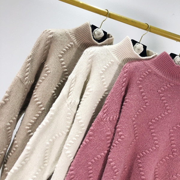 Ζεστό πουλόβερ του φθινοπώρου-χειμώνα με κολάρο στο ροζ, λευκό και μπεζ χρώμα