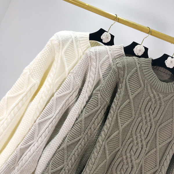 Vastag pulóver ovális nyakkivágással, szürke és fehér színben