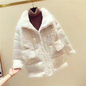 Női téli kabát gallérral és ujjakkal fehér, kék és rózsaszín színben