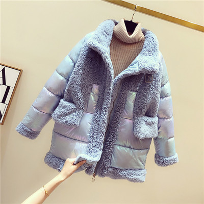 Női téli kabát gallérral és ujjakkal fehér, kék és rózsaszín színben