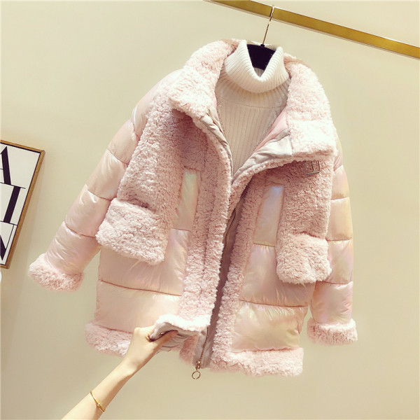 Női téli kabát gallérral és ujjakkal fehér, kék és rózsaszín színben