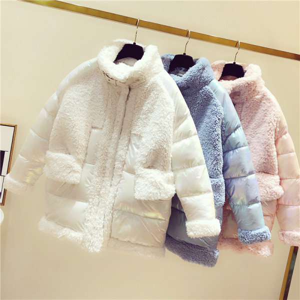 Női téli kabát gallérral és ujjakkal fehér, kék és rózsaszín színben