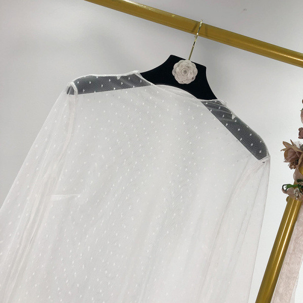 Bluză de damă modernă, transparentă, albă, cu mâneci lungi și decolteu rotund