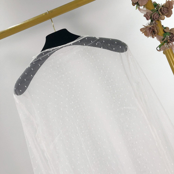 Bluză de damă modernă, transparentă, albă, cu mâneci lungi și decolteu rotund