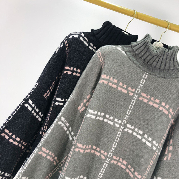 Ζεστό χειμωνιάτικο πουλόβερ με κολάρο σε γκρι και μαύρο χρώμα