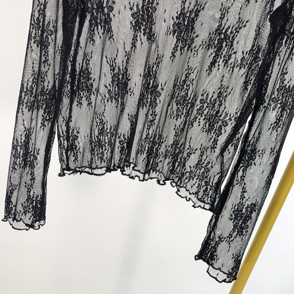 Női átlátszó tüll blúz fekete színben, hosszú ujjal és ovális nyakkivágással