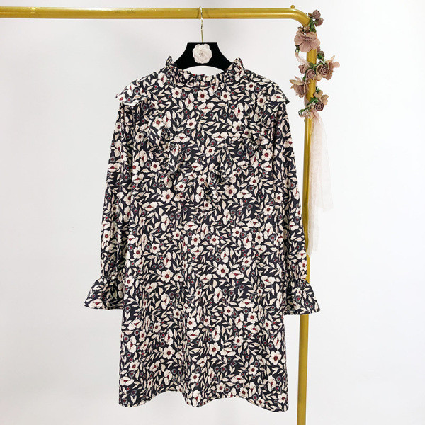 Rövid, lezser ruha széles fürtökkel, fekete színben, virágmintával