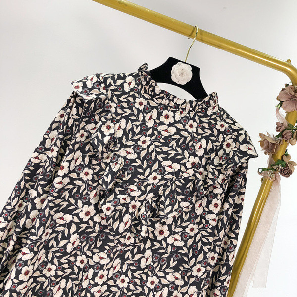 Rövid, lezser ruha széles fürtökkel, fekete színben, virágmintával