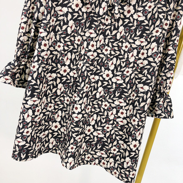 Rövid, lezser ruha széles fürtökkel, fekete színben, virágmintával