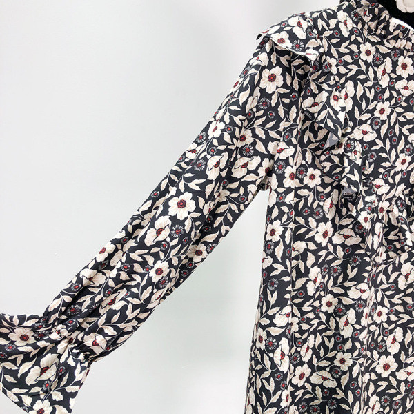 Rövid, lezser ruha széles fürtökkel, fekete színben, virágmintával