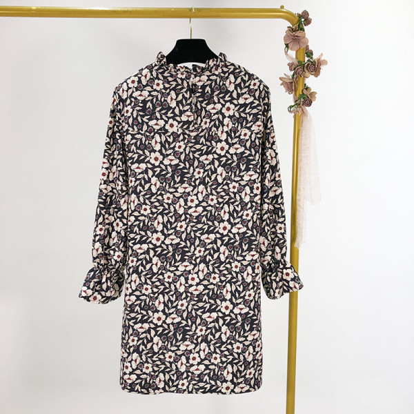 Rövid, lezser ruha széles fürtökkel, fekete színben, virágmintával