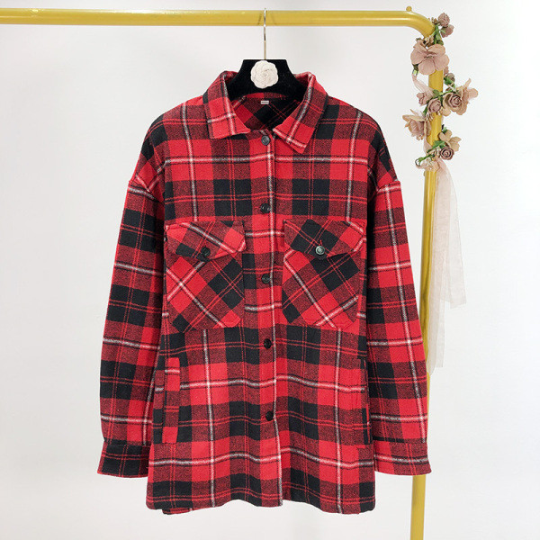 Női kockás ing zsebekkel és piros gombokkal