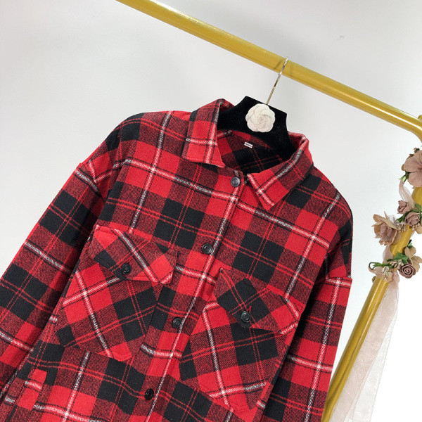 Női kockás ing zsebekkel és piros gombokkal