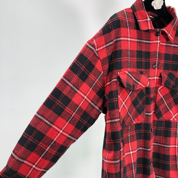 Női kockás ing zsebekkel és piros gombokkal