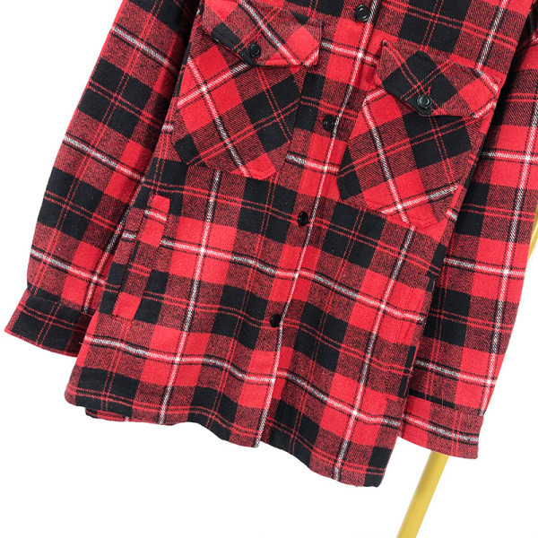 Női kockás ing zsebekkel és piros gombokkal