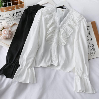 Μοντέρνα γυναικεία μπλούζα με μανίκια λωτού, δαντέλα και λαιμόκοψη