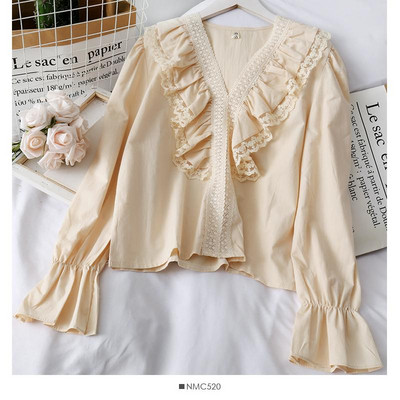 Μοντέρνα γυναικεία μπλούζα με μανίκια λωτού, δαντέλα και λαιμόκοψη