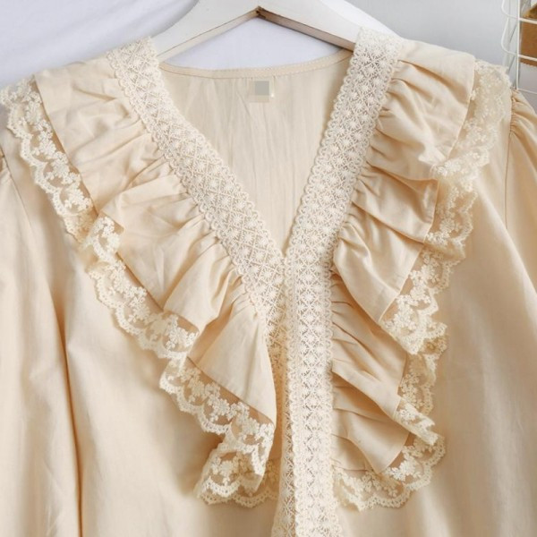 Μοντέρνα γυναικεία μπλούζα με μανίκια λωτού, δαντέλα και λαιμόκοψη