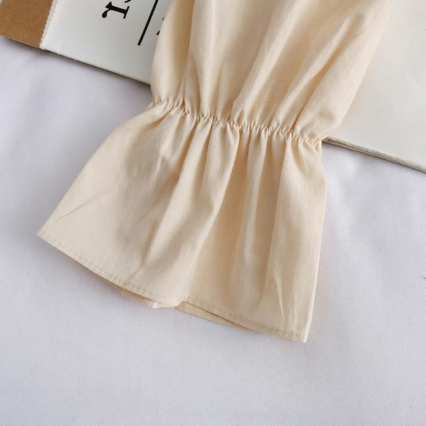 Μοντέρνα γυναικεία μπλούζα με μανίκια λωτού, δαντέλα και λαιμόκοψη