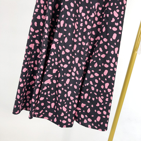 Hosszú szabású szoknya derékban megkötővel, mintás mintával