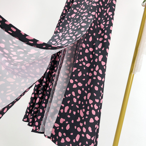 Hosszú szabású szoknya derékban megkötővel, mintás mintával