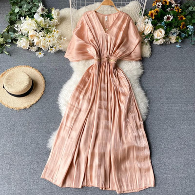 Κομψό γυναικείο φόρεμα με λαιμόκοψη σε στυλ ρετρό και κοντό μανίκι