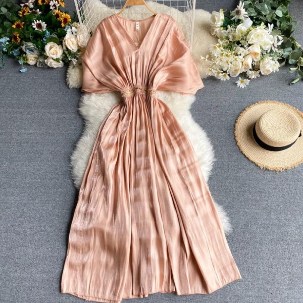 Κομψό γυναικείο φόρεμα με λαιμόκοψη σε στυλ ρετρό και κοντό  μανίκι