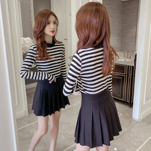 Csíkos női blúz három színben alacsony gallérral és hosszú ujjal