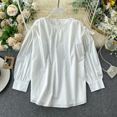 Bluză de damă modernă cu decolteu rotund - în alb și negru