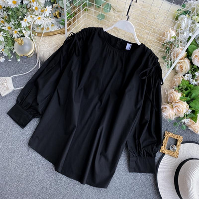 Bluză de damă modernă cu decolteu rotund - în alb și negru