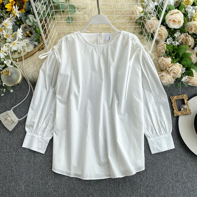 Bluză de damă modernă cu decolteu rotund - în alb și negru