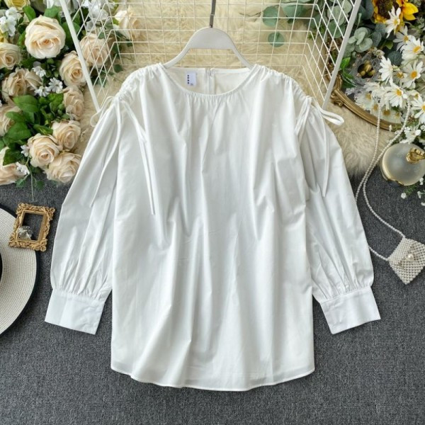 Bluză de damă modernă cu decolteu rotund - în alb și negru