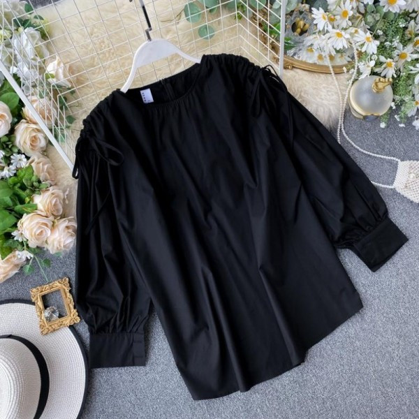 Bluză de damă modernă cu decolteu rotund - în alb și negru