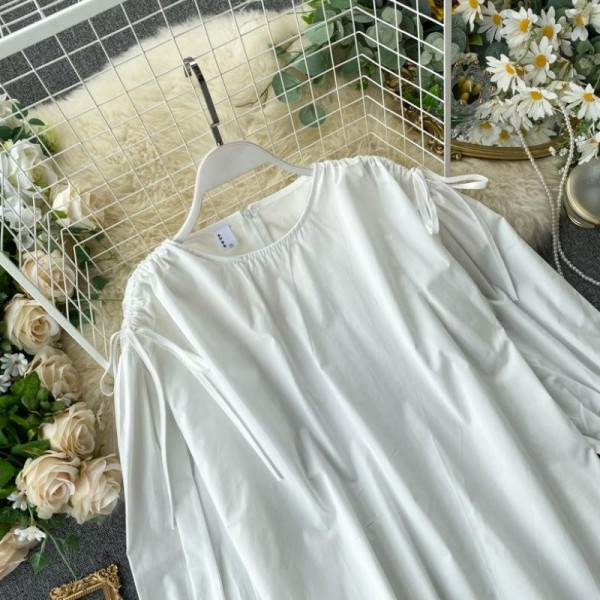 Bluză de damă modernă cu decolteu rotund - în alb și negru