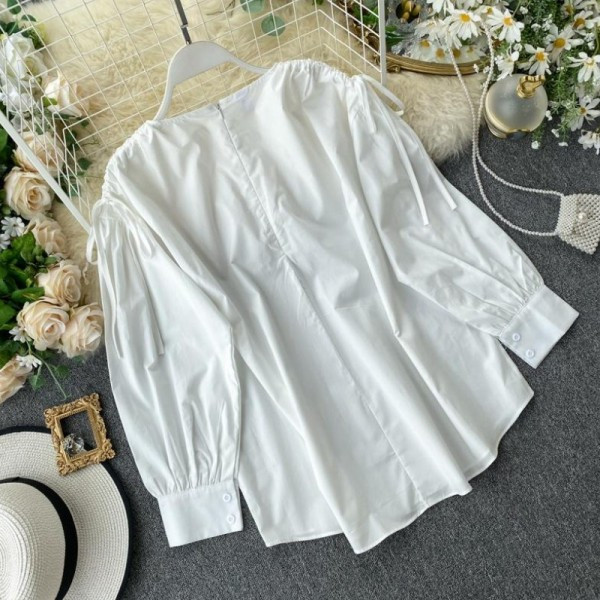 Bluză de damă modernă cu decolteu rotund - în alb și negru