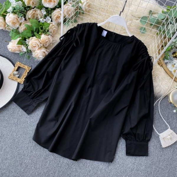 Bluză de damă modernă cu decolteu rotund - în alb și negru