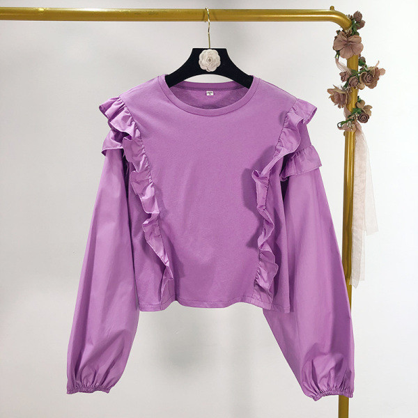 Rövid, alkalmi blúz fürtökkel és hosszú ujjú lila színben