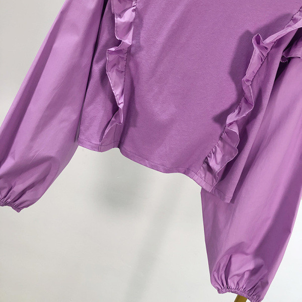 Rövid, alkalmi blúz fürtökkel és hosszú ujjú lila színben