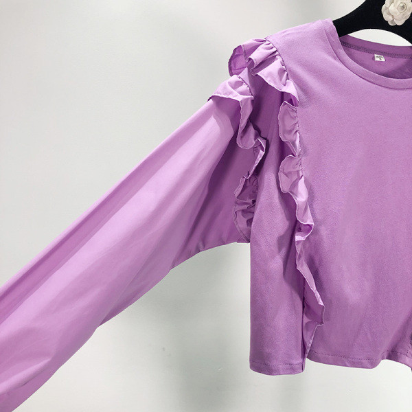 Rövid, alkalmi blúz fürtökkel és hosszú ujjú lila színben