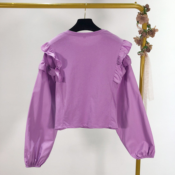 Rövid, alkalmi blúz fürtökkel és hosszú ujjú lila színben