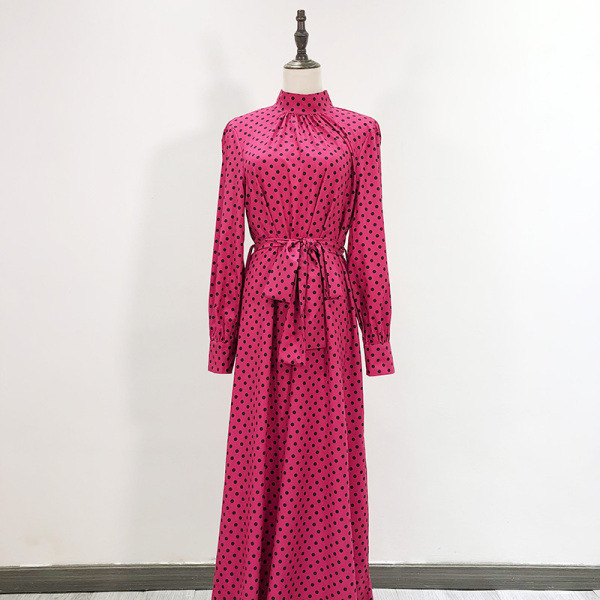 Hosszú szabású ruha övvel és pólógallérral, rózsaszínben