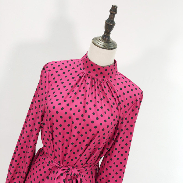 Hosszú szabású ruha övvel és pólógallérral, rózsaszínben