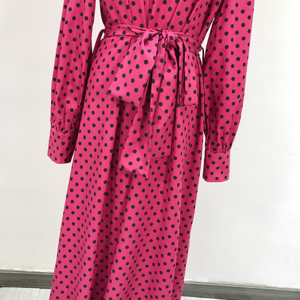 Hosszú szabású ruha övvel és pólógallérral, rózsaszínben