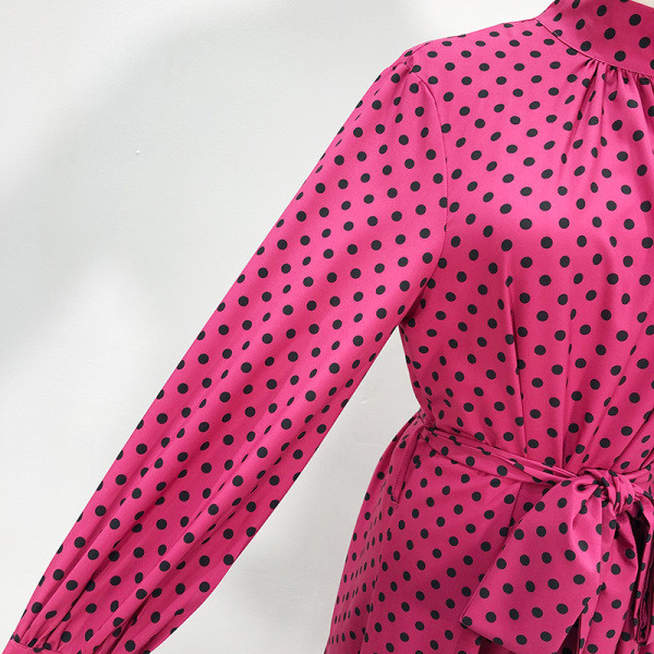 Hosszú szabású ruha övvel és pólógallérral, rózsaszínben