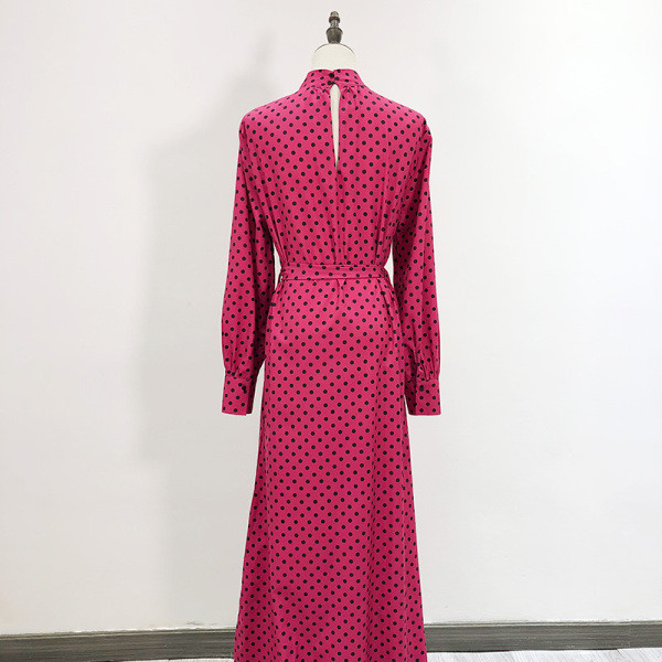 Hosszú szabású ruha övvel és pólógallérral, rózsaszínben