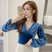 Γυναικεία βελούδινη μπλούζα σε πράσινο και μπλε χρώμα με V-neck