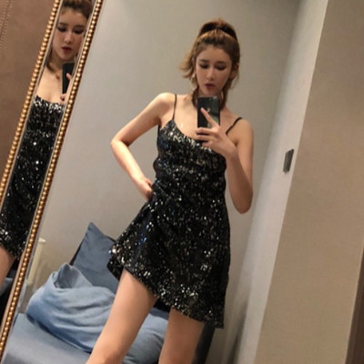 Modern rövid ruha csupasz háttal, arany és fekete színben, flitterekkel